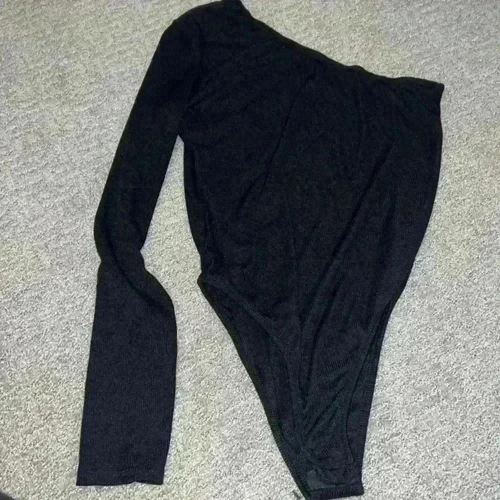 BOOHOO ONE SHOULDER BLACK BODYSUIT